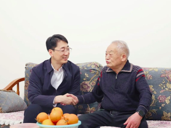 王云霏走访看望老同志和联系专家