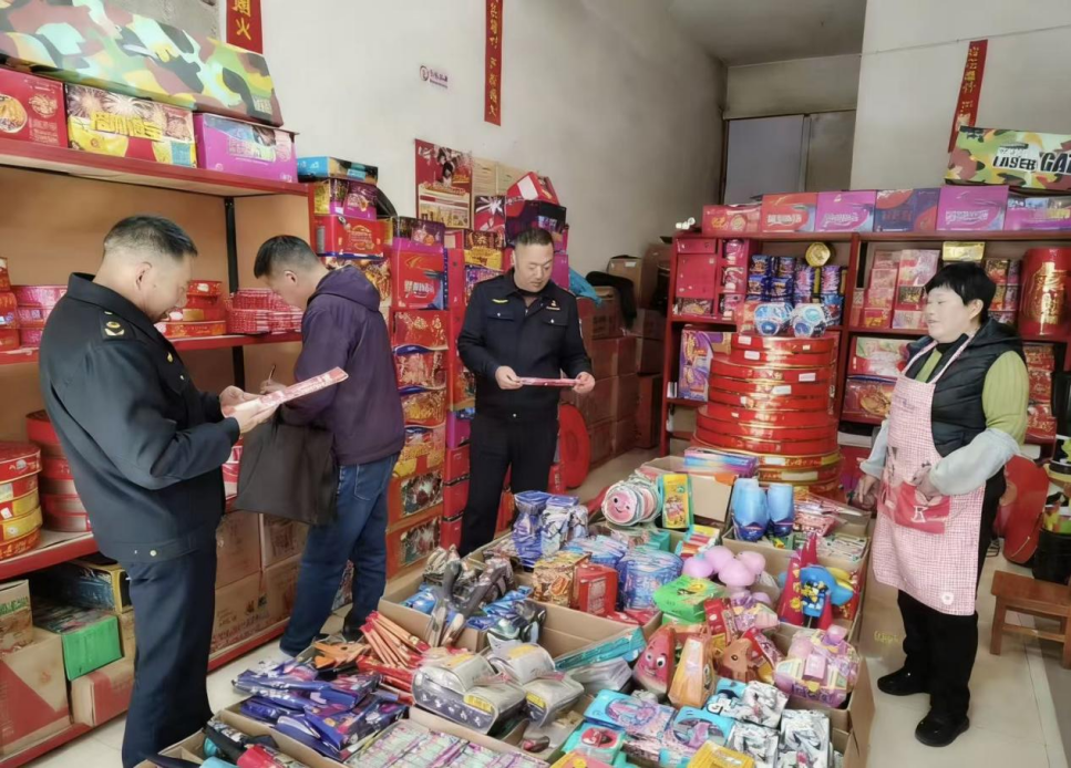 云南省祥云县市场监督管理局加强春节前检查严把烟花爆竹“安全关”