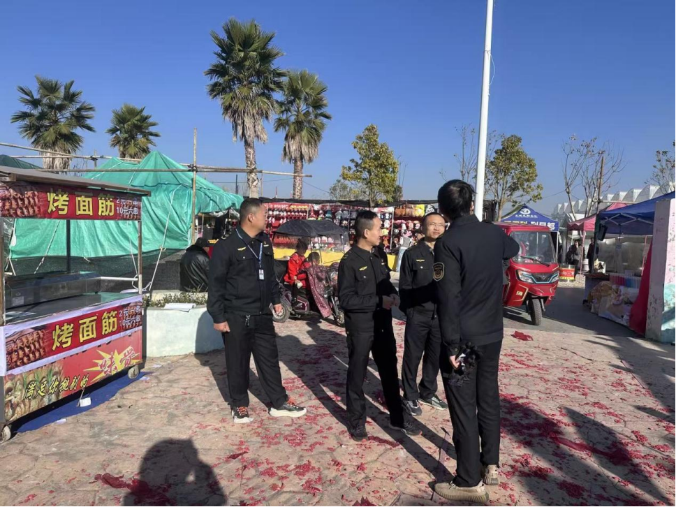 云南祥云县“市监蓝”全力护航节日市场