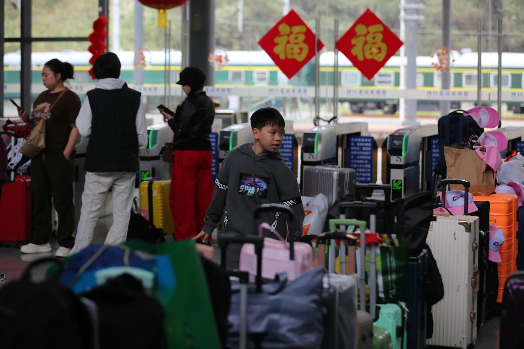 云南铁路积极应对越南游客入境旅游热潮