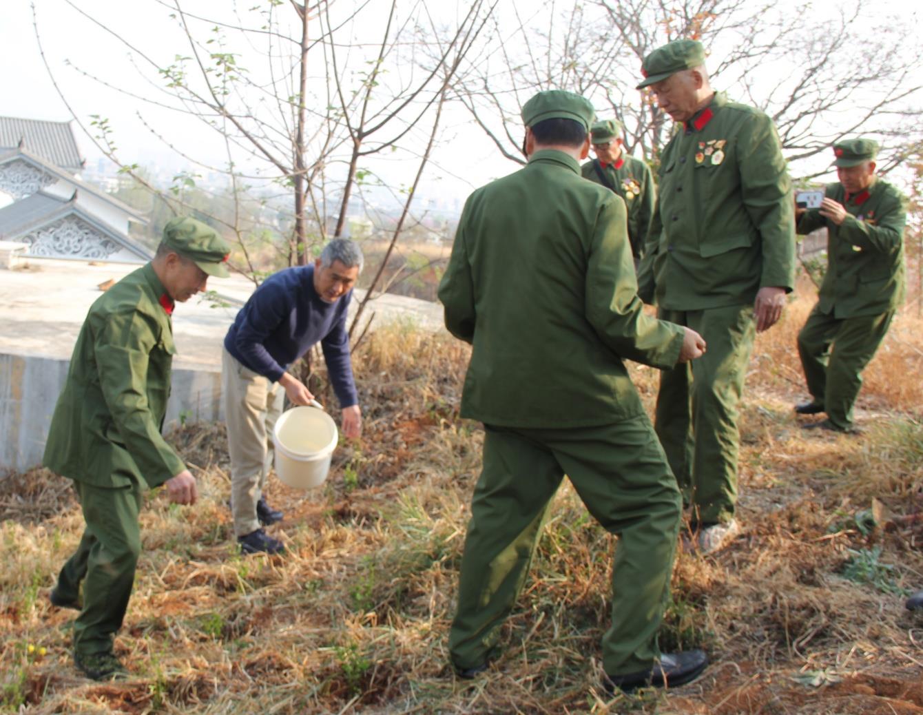 【缅怀革命先烈 践行雷锋精神】云南祥云县联合开展烈士陵园植树活动