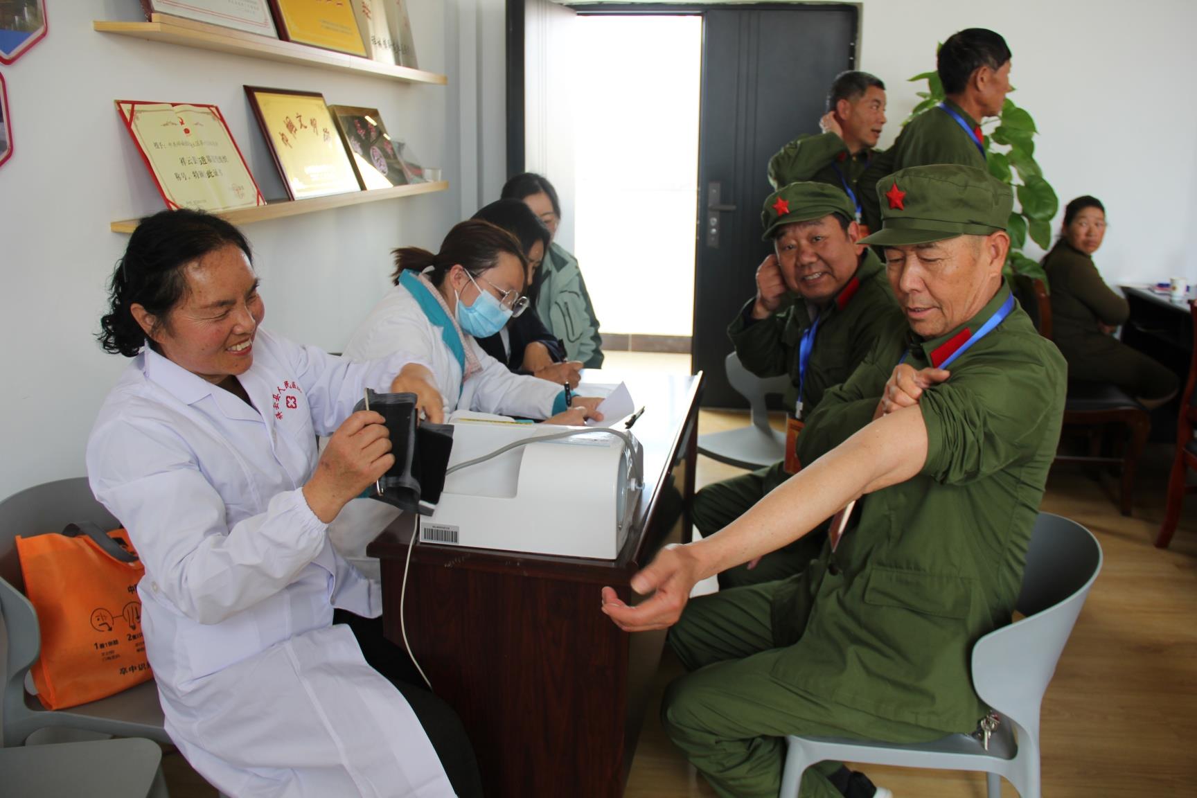 云南祥云县开展“学雷锋送健康进社区”关心关爱退役军人主题活动