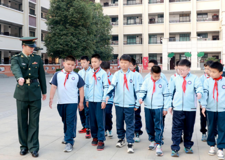 开学第一课 国防伴成长 ——开远市军地联合走进凤凰小学传递国防力量