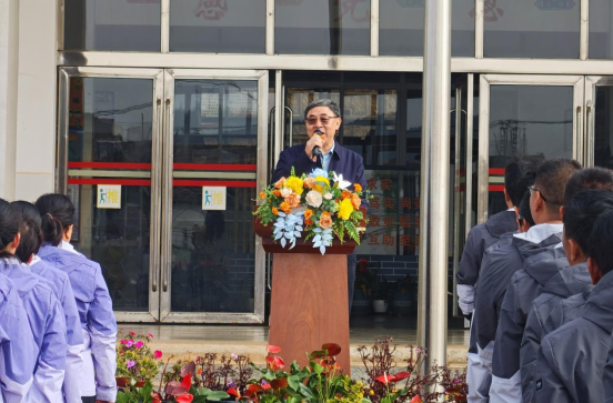 五老牵手红领巾  红色基因代代传