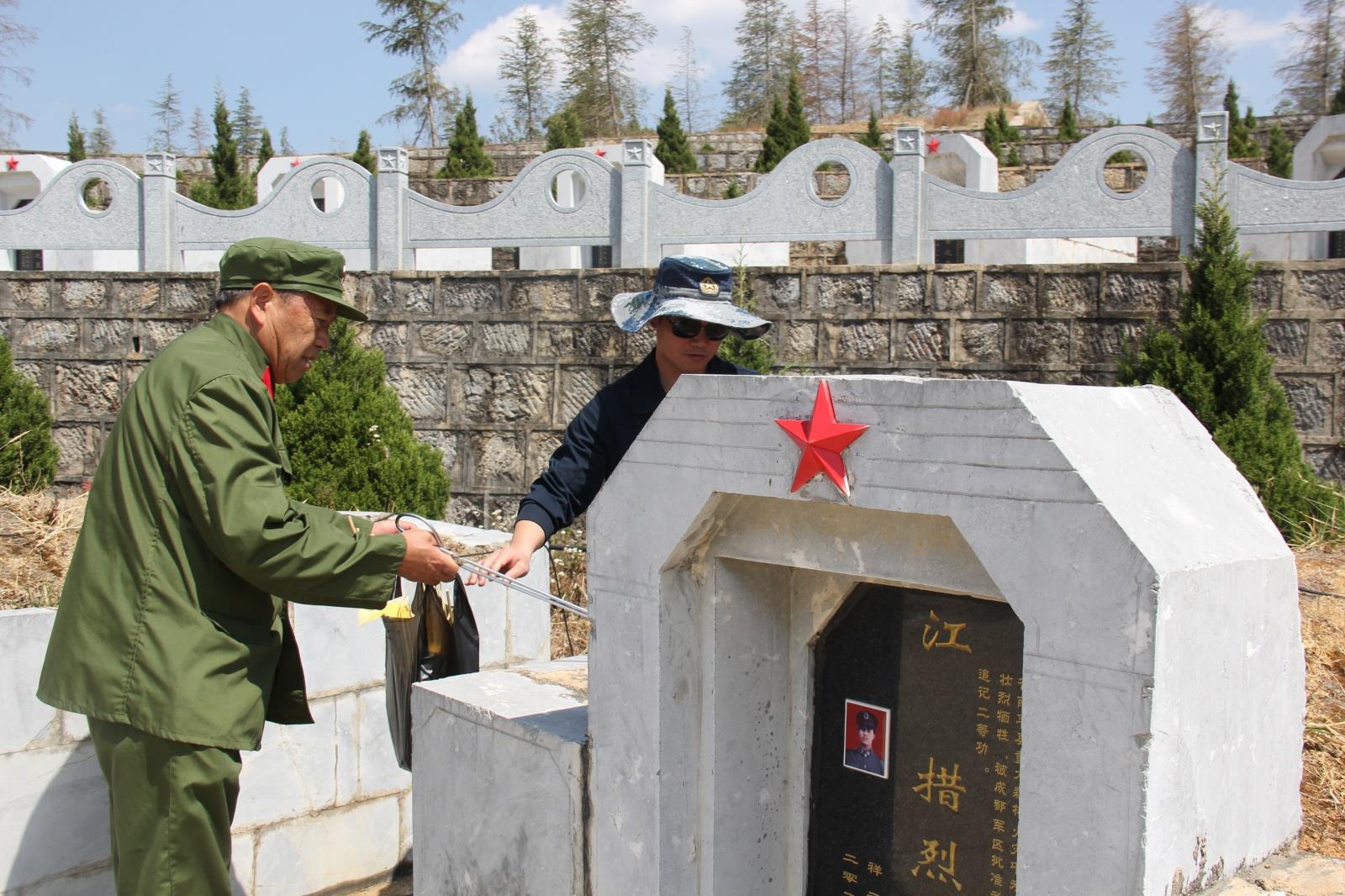 云南祥云县开展清明前夕烈士陵园清洁扫除活动