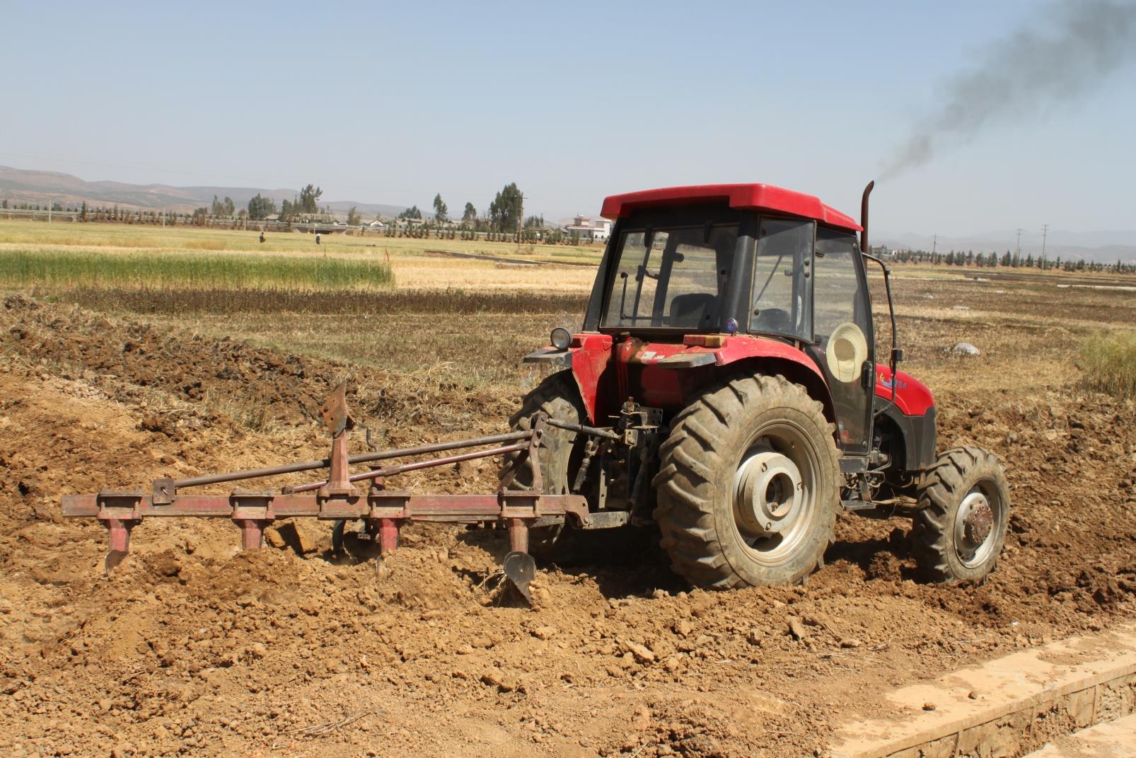 云南祥云县农业机械化助春耕