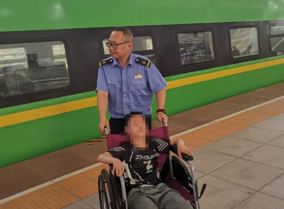 9岁男童列车上突发腹痛 铁路部门暖心救助