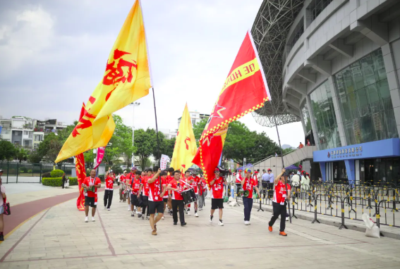 那片看台  那面旗——滇超联赛德宏队球迷远征侧记