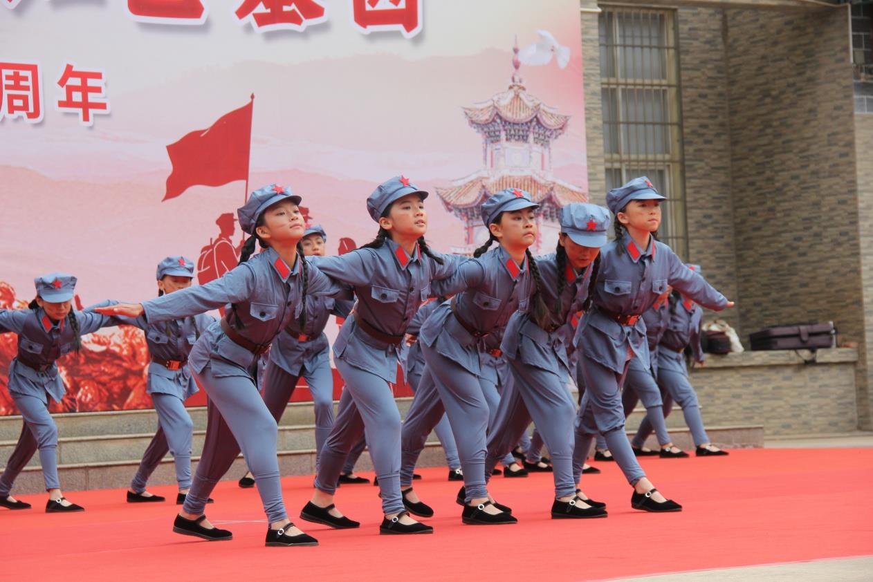 云南祥云县红军小学演出红色经典节目纪念红军长征过祥云90周年