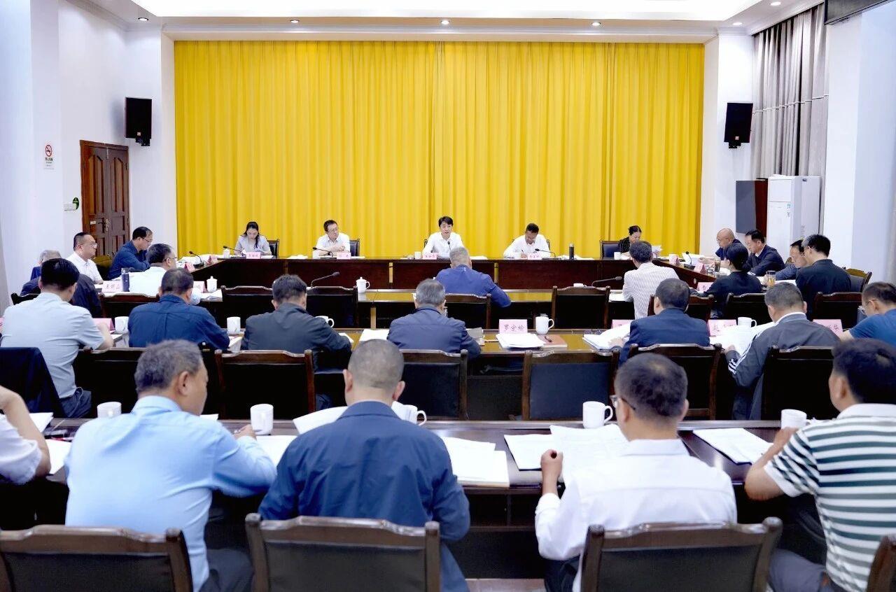 德宏州委常委会召开会议 王云霏主持