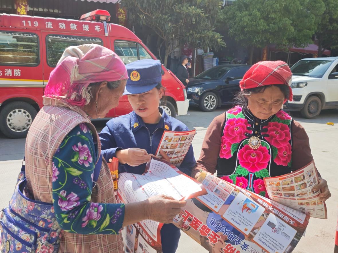 云南祥云县“科普大篷车”开进彝乡