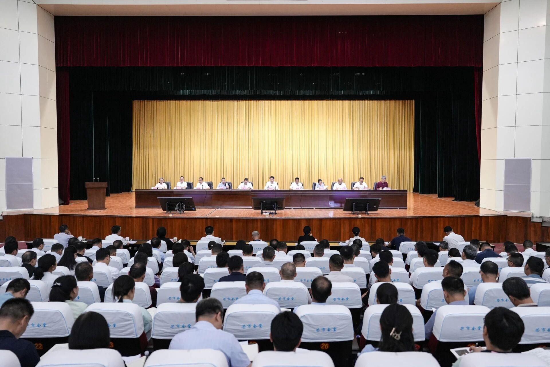 德宏州“发展动能更新”暨2026年第一季度经济运行分析调度会召开 王云霏出席并讲话  李正环作工作安排