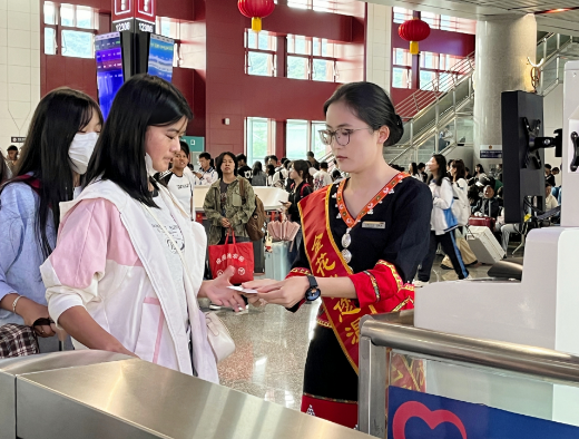 云南：铁路升级服务 助力佤族司岗里“摸你黑”狂欢节