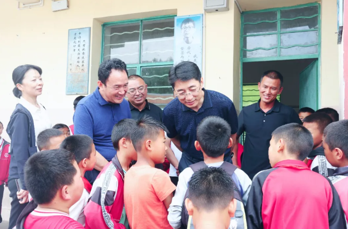 王云霏“六一”前夕看望少年儿童并勉励全州少年儿童 争做德智体美劳全面发展的新时代好少年