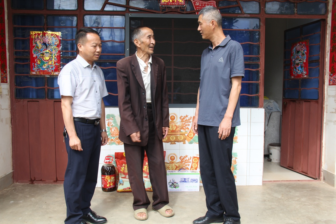 云南祥云县退役军人事务局携手拥军企业开展走访慰问活动