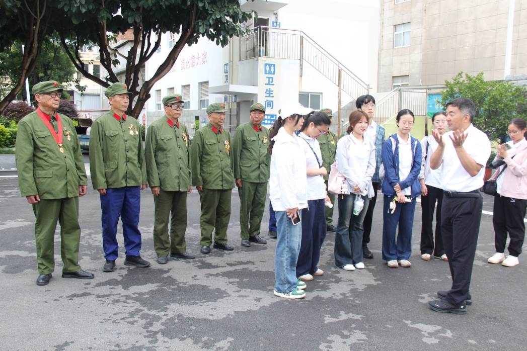 【学先进，鼓干劲】祥云老兵携手苏大学子走进红军小学零距离聆听“最美拥军人物”故事