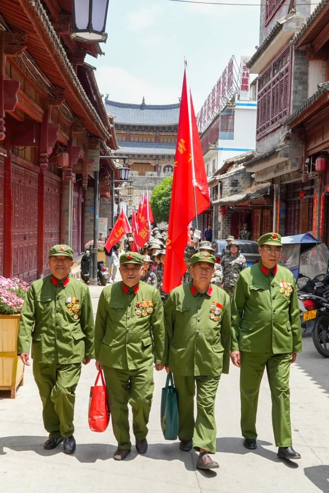 云南祥云县关爱退役军人协会：参与红色故事会  上好行走思品课