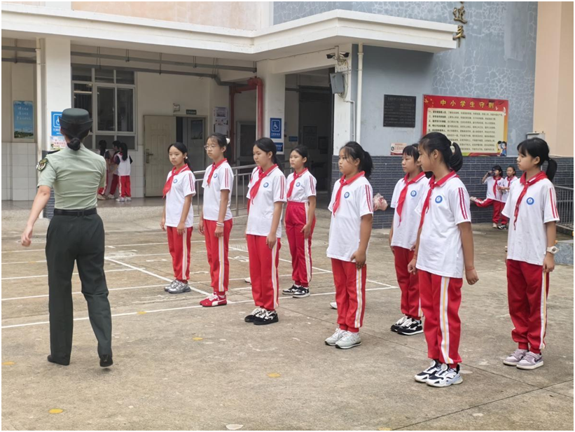 开学第一课：国防绿映红领巾 ——开远市崇文小学秋季学期开学典礼首课育新人