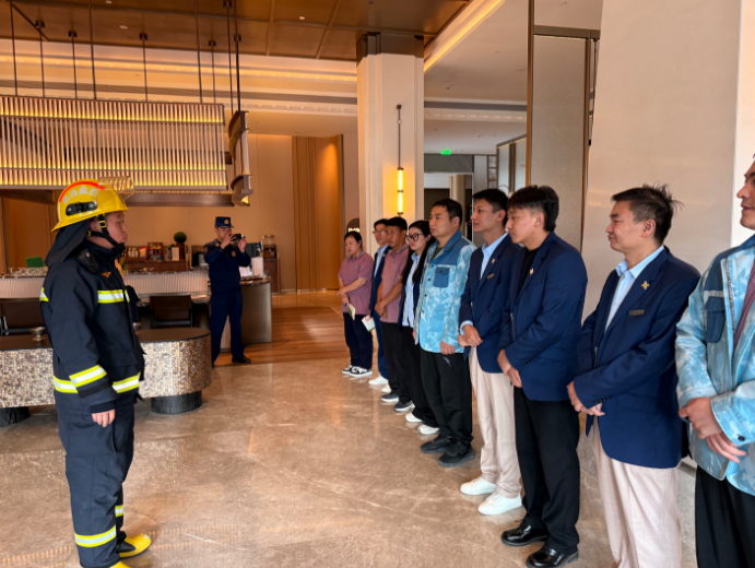 以练筑防淬精兵 安全护航守旅居——林芝消防走进希尔顿花园酒店开展实战化消防培训