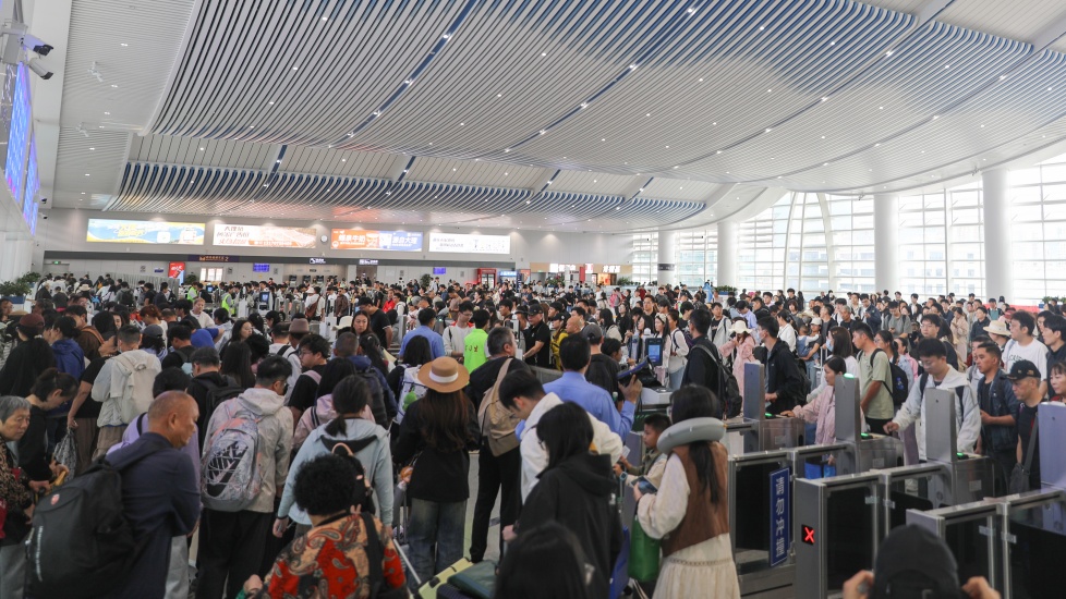 国庆假期首日：云南铁路发送旅客突破61万人次 创同期历史新高