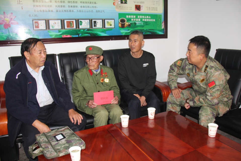 云南祥云县关爱退役军人协会到普淜镇慰问高龄会员