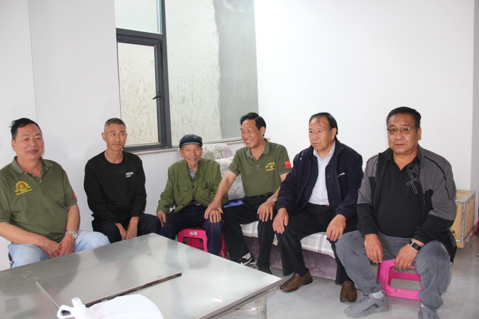 云南祥云县关爱退役军人协会到沙龙镇慰问高龄会员