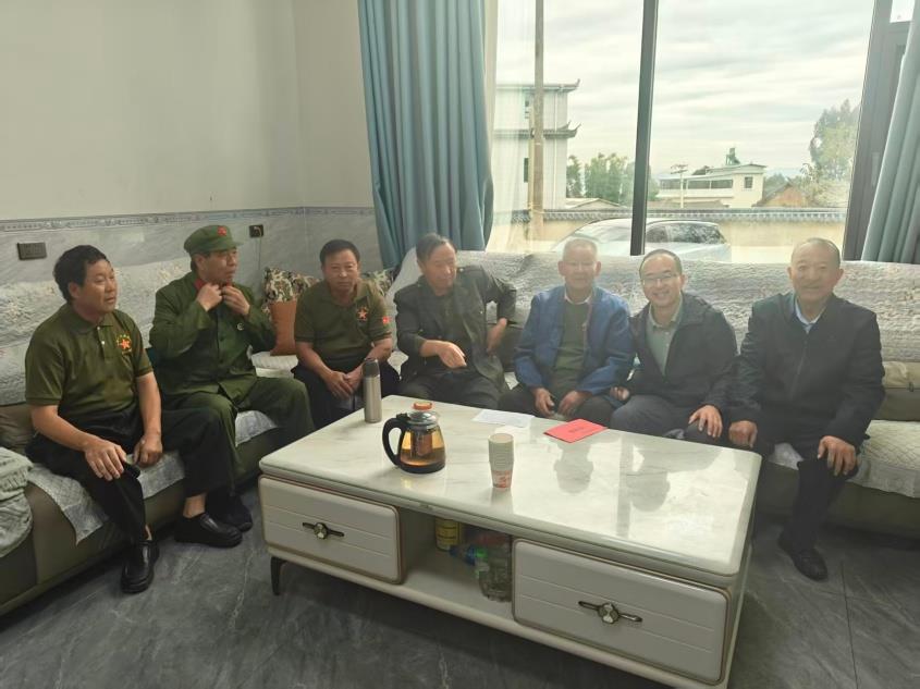 祥云县关爱退役军人协会看望慰问刘厂镇高龄会员